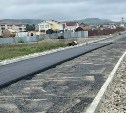 На автодороге Южно-Курильск – Отрада начали укладывать асфальт