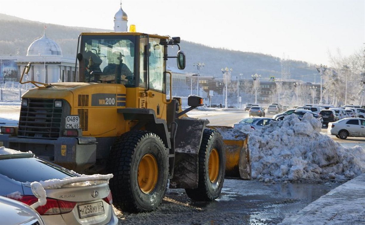Дорожные службы Южно-Сахалинска вышли на борьбу с гололёдом