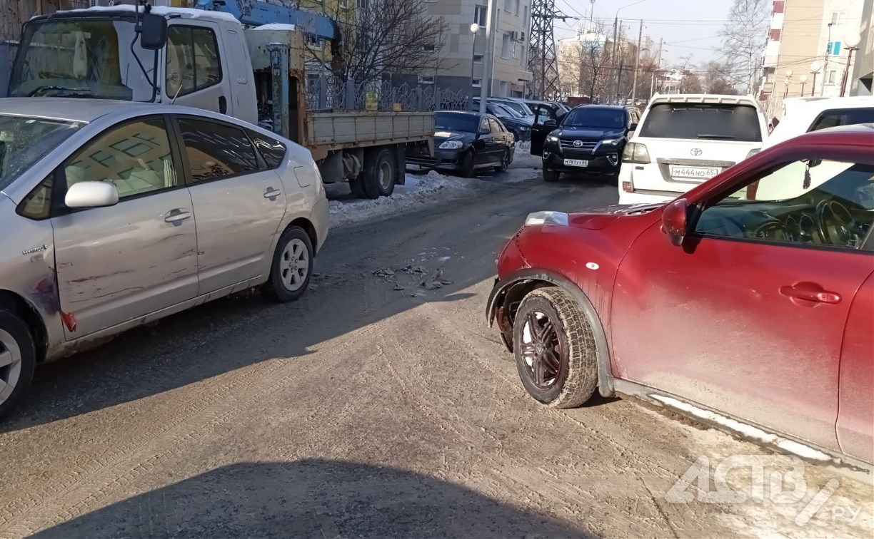 Очевидцев столкновения Nissan Juke и Toyota Prius ищут в Южно-Сахалинске