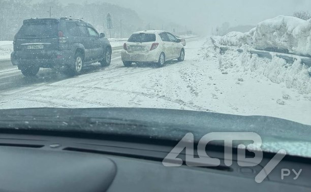 Колонна автомобилей собирается на месте закрытого участка трассы на Сахалине