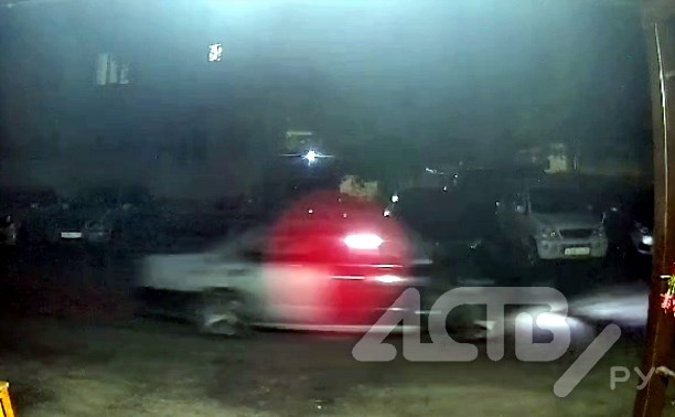 Лихач устроил дрифт в одном из дворов Южно-Сахалинска глубокой ночью