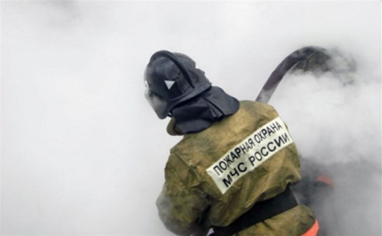 Пожар в частном доме в Южно-Сахалинске тушили семь человек