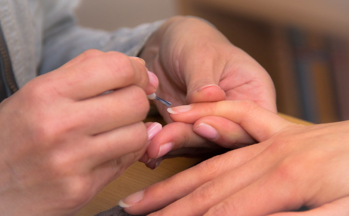 Мастер по маникюру на Сахалине пострадала от нечистой на руку клиентки