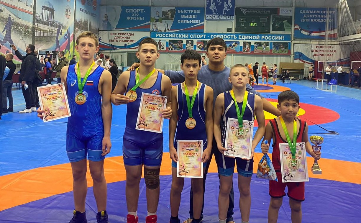 Сахалинские борцы завоевали дюжину медалей на представительном турнире в Благовещенске