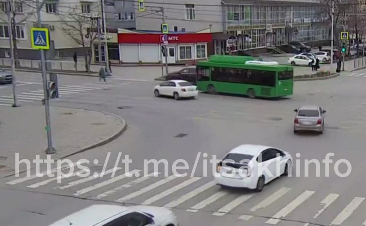Торопливый водитель устроил ДТП с пассажирским автобусом на перекрёстке в Южно-Сахалинске