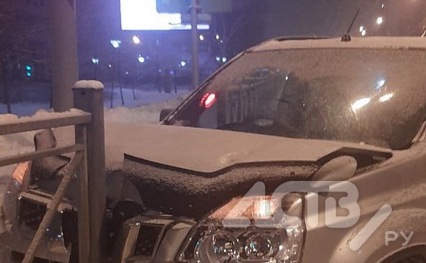 На Сахалине автобус "припечатал" женщину на джипе сзади