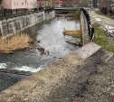 На набережной Рогатки в Южно-Сахалинске частично обрушился забор