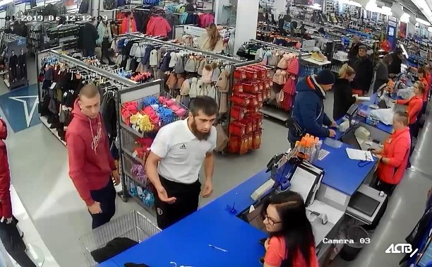 Подозреваемого в краже одежды из магазина ищут в Южно-Сахалинске