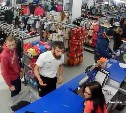 Подозреваемого в краже одежды из магазина ищут в Южно-Сахалинске