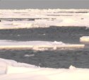 Тысячи сахалинцев вновь вышли на лед, где чуть не утонул один из рыбаков