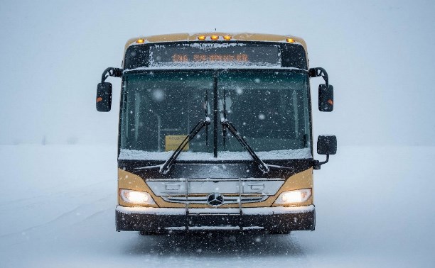 Метель внесла коррективы в движение общественного транспорта в Южно-Сахалинске