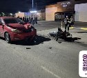 Водитель хэтчбека при левом повороте снес мотоцикл с двумя подростками в Шахтерске 