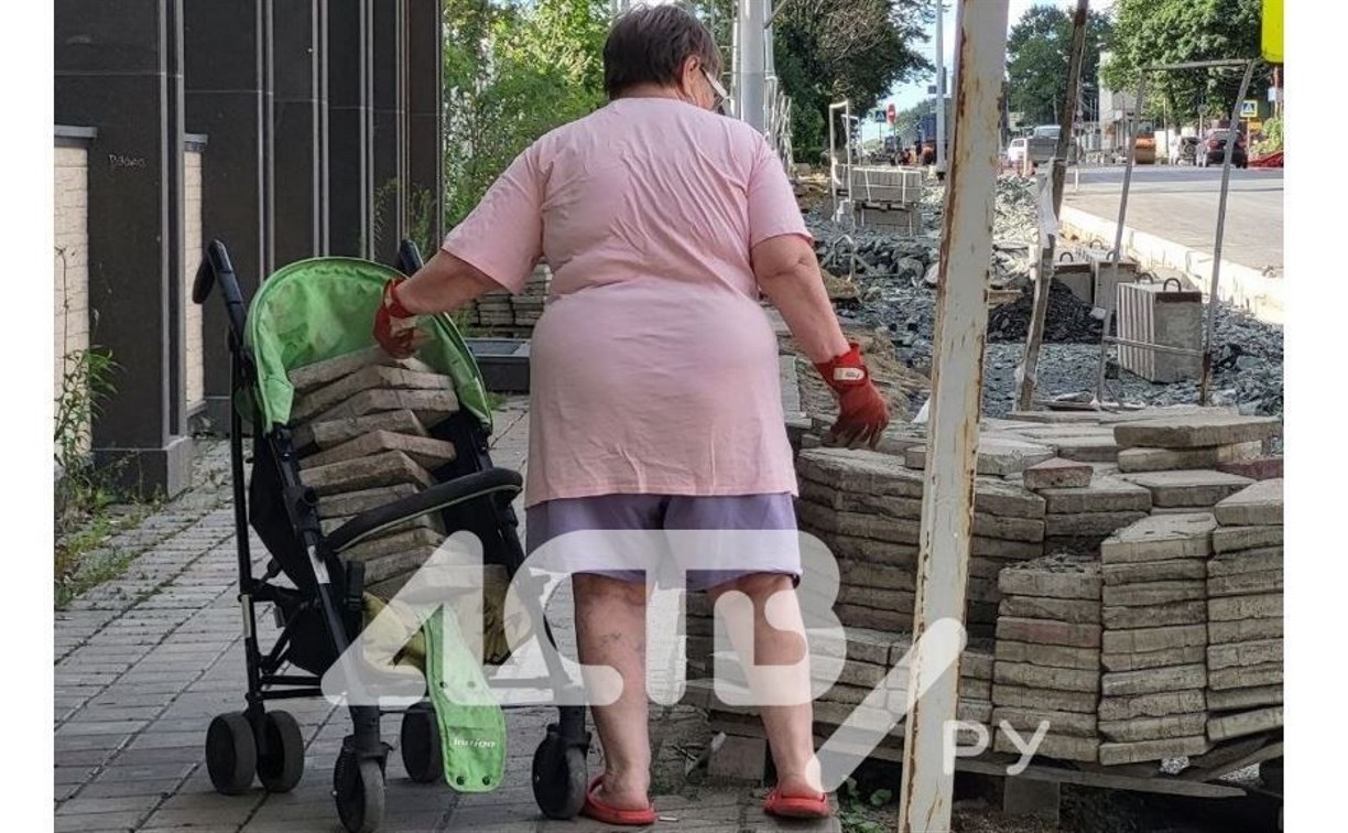 "Греби, пока не видят": сахалинка набрала полную коляску брусчатки с места ремонта улицы Крайней