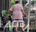 «Греби, пока не видят»: сахалинка набрала полную коляску брусчатки с места ремонта улицы Крайней