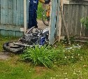 "Вот это подарок": мотоцикл без водителя после столкновения с авто влетел во двор частного дома в Ногликах 