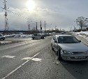 Две "Тойоты" не смогли разъехаться в Южно-Сахалинске - розыск очевидцев