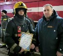 Пожарный на Сахалине в свой выходной помог выбраться из горящего дома шести жильцам 