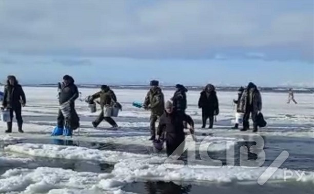Десятки рыбаков спасались бегством с треснувшего льда на Кунашире