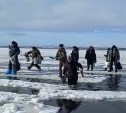 Десятки рыбаков спасались бегством с треснувшего льда на Кунашире