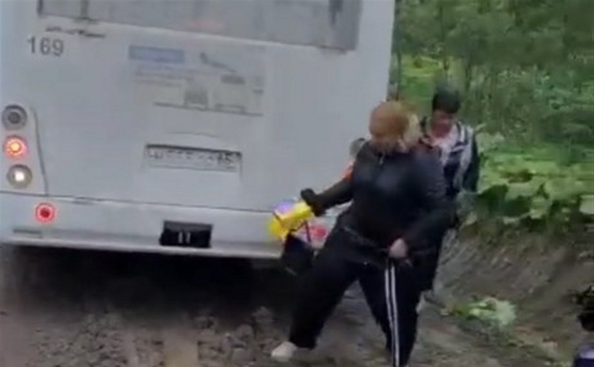 "Чуть не улетели в кювет": автобус с пассажирами резко занесло на дороге Южно-Сахалинск-Синегорск