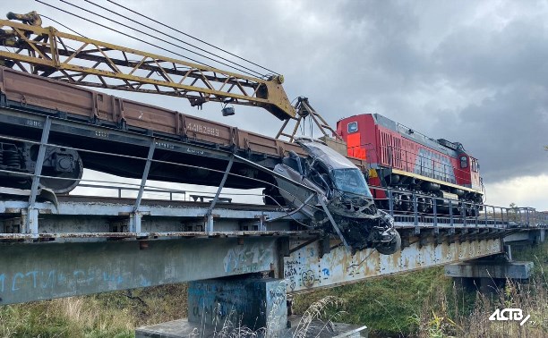 Поезд разорвал иномарку на юге Сахалина