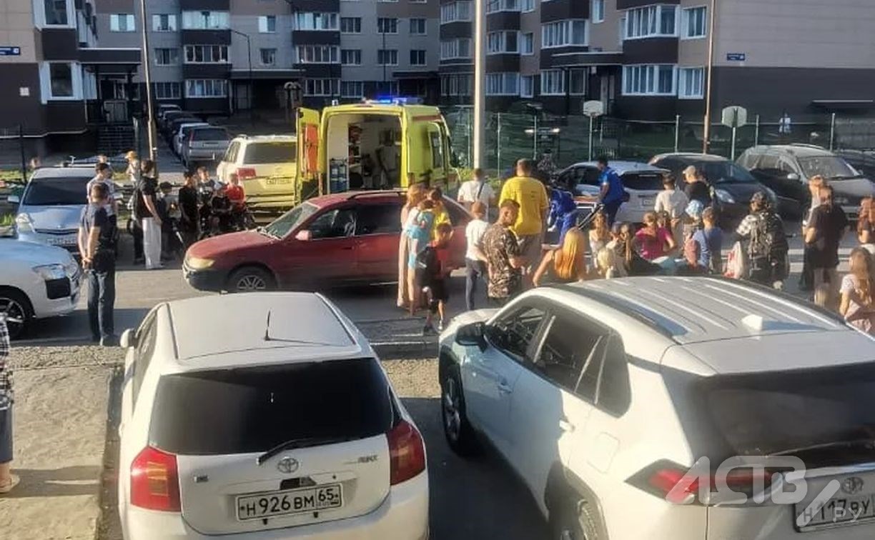 Девочка-подросток на питбайке врезалась в автомобиль в Южно-Сахалинске