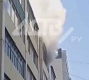 Из окна квартиры на улице Железнодорожной в Южно-Сахалинске валит дым