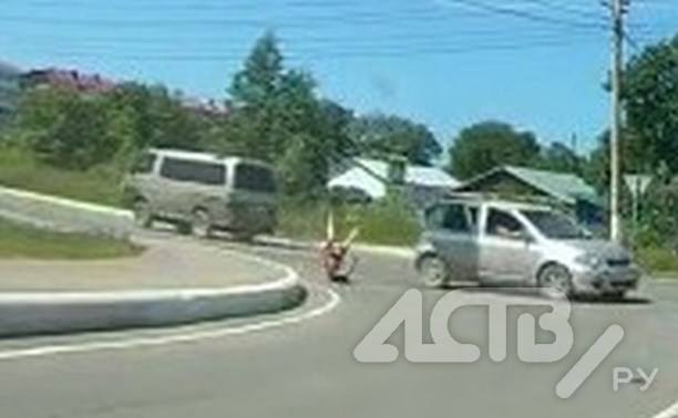 Полуголая женщина на Сахалине вылетела из автомобиля на ходу и попала на видео