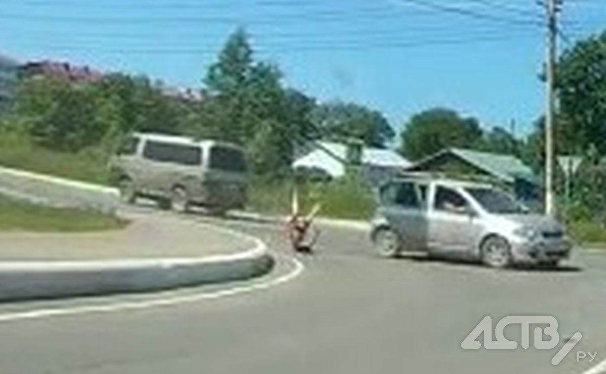 Полуголая женщина на Сахалине вылетела из автомобиля на ходу и попала на видео