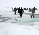 На Сахалине рыбаки спасаются бегством с оторвавшейся льдины