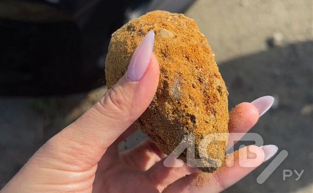 В Южно-Сахалинске самосвал засыпал дорогу песком и закидал камнями следующие за ним автомобили