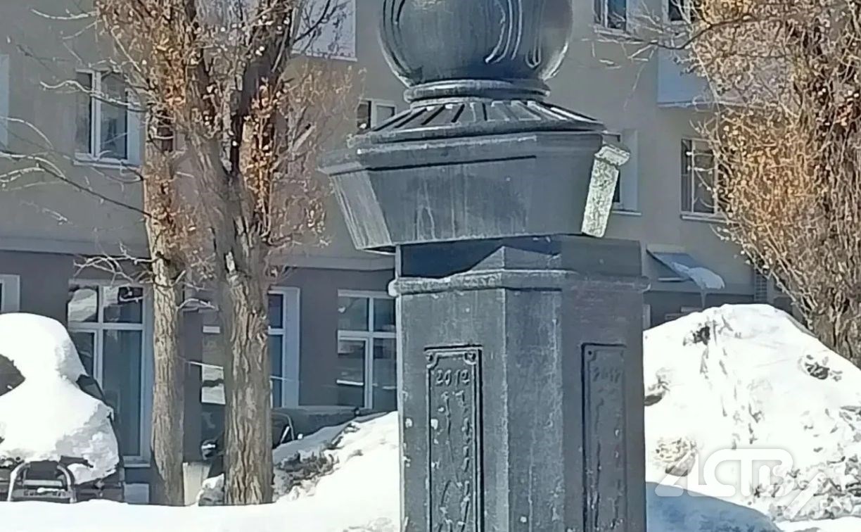 Часть столба "съехала" в Южно-Сахалинске