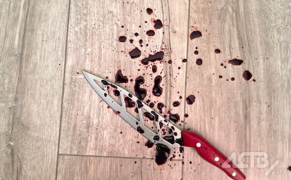 Один год строгого режима дали охинцу, который трижды ранил кухонным ножом знакомого 