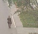 В Охе мужчина разгуливал с автоматом в руке