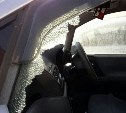 Неизвестные разбили окна нескольких автомобилей в Южно-Сахалинске