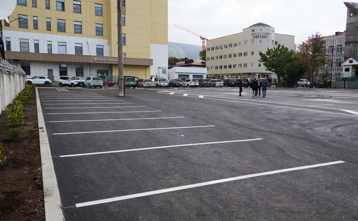 В Южно-Сахалинске при поддержке бизнеса благоустроили парковочное пространство
