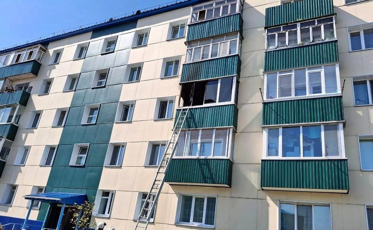 Балкон в многоквартирном доме тушили в Поронайске 