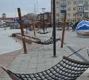 В Холмске вандалы сломали два гамака в месте отдыха "Морская симфония" 