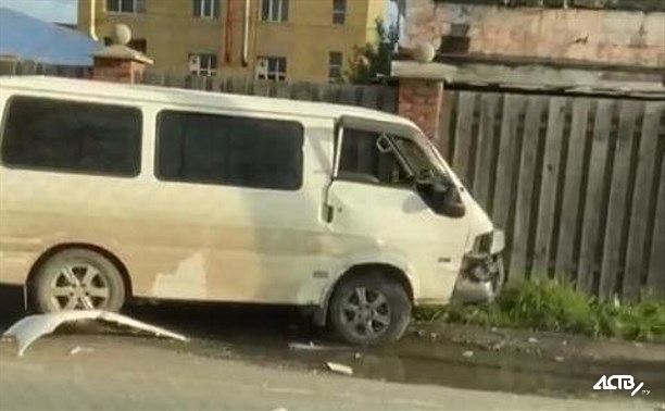 Микроавтобус отбросило к забору в результате ДТП в Южно-Сахалинске