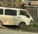 Микроавтобус отбросило к забору в результате ДТП в Южно-Сахалинске