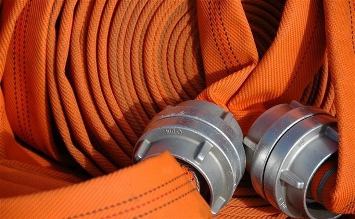 Квартиру и подъезд заволокло дымом во время пожара в Дальнем