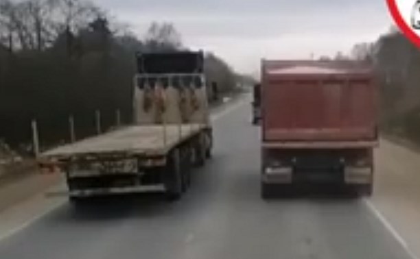 Грузовик по дороге в Троицкое одарил сахалинцев опилками