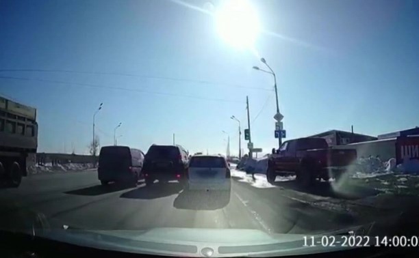 Очевидцы: в Южно-Сахалинске водитель внедорожника на ходу снёс "ухо" иномарке