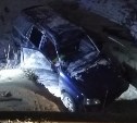 Одна из машин упала с моста при лобовом столкновении в Холмске 