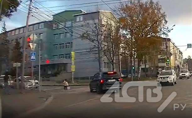 "За секунду до трагедии": в Южно-Сахалинске из-за торопыги за рулём чуть не попал под колеса ещё один ребенок