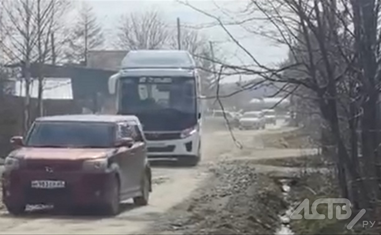 "Логика!": в Троицком водители объезжают пробку, разбивая местную дорогу