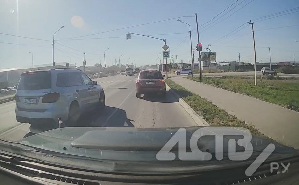 Водитель грузовика экстренно вырулил, чтобы не врезаться в легковушку в Южно-Сахалинске