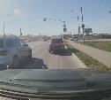 Водитель грузовика экстренно вырулил, чтобы не врезаться в легковушку в Южно-Сахалинске
