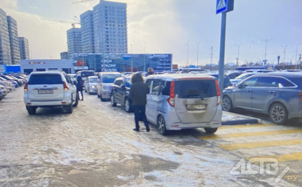 ГАИ Южно-Сахалинска ищет очевидцев ДТП у торгово-развлекательного комплекса