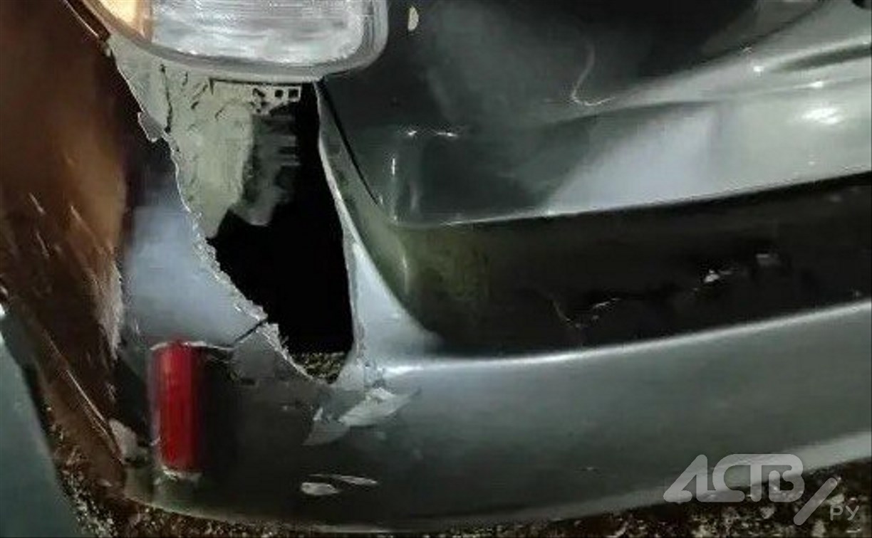 Неизвестный врезался в Toyota Prius Alpha и скрылся с места ДТП в Южно-Сахалинске